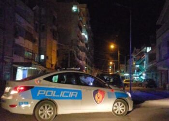 Emrat/ Të shtëna me armë pas sherrit në Korçë, policia nis kërkimet për kapjen e 2 vëllezërve në Korçë