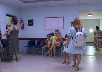 Nga rritja e lëvizjes/ Rikthehet COVID-19 në Shqipëri, mjekët konfirmojnë rastet: Shfaqet me temperaturë të lartë