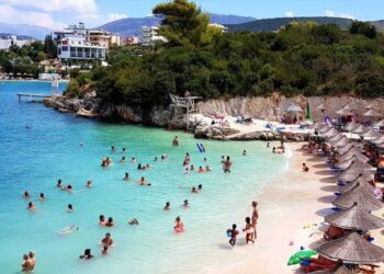 FOTO/ Turistja, ‘show’ në Ksamil: Del “topless” në plazhin plot me njerëz