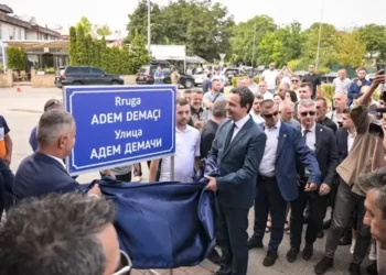 Shoqërohen në polici/ Maqedonia e Veriut padit penalisht kryebashkiakët e Tetovës dhe Çairit për pritjen e Albin Kurtit. Si ua bëri ‘gjëmen’…!