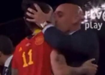 Kreu i Federatës së Futbollit puth në buzë lojtaren gjatë ndarjes së medaljeve. Video bën xhiron e rrjetit