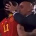 Kreu i Federatës së Futbollit puth në buzë lojtaren gjatë ndarjes së medaljeve. Video bën xhiron e rrjetit
