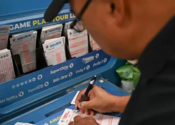 Qytetari amerikan ‘prek’ mrekullinë: Fiton lotarinë me vlerë 1.58 miliardë dollarë