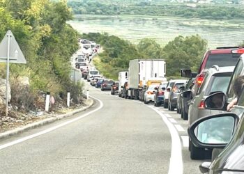 FOTO / Tre kilometra radhë në anën malazeze të pikës kufitare të Hanit të Hotit