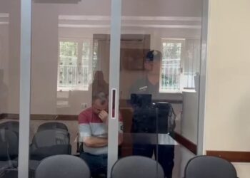 Gjykata lë në burg mashtruesin 39-vjeçar, hiqej si zyrtar i lartë