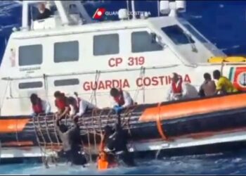 VIDEO/ Fundosen anijet me emigrantë në Itali: Momentet e tmerrit për të mbijetuarit, para mbërritjes së ekipeve të shpëtimit