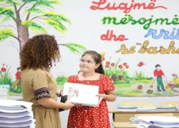 Nga 1 shtatori nis shpërndarja e teksteve falas në shkolla/ Ministrja Kushi: Risia, nga ky vit klasat 1-3 vetëm me libra të rinj