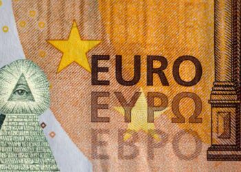 Implantohen nën lëkurë/ Pse po lulëzon konspiracioni për mikroçipat në Europë