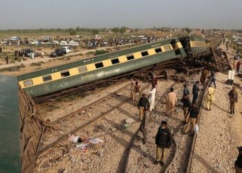 VIDEO/ Tragjedia: Treni del nga binarët! 30 të vdekur deri tani, dhjetëra njerëz të bllokuar poshtë vagonave