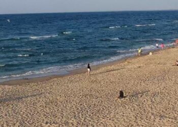 Normalitet i trishtë/ Lufta s’i ndal ukrainasit, për herë të parë që nga pushtimi rus, hapen plazhet në Odessa