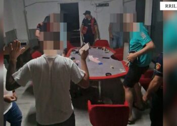Organizonin “Poker” në lokal, arrestohen dy persona në Lezhë