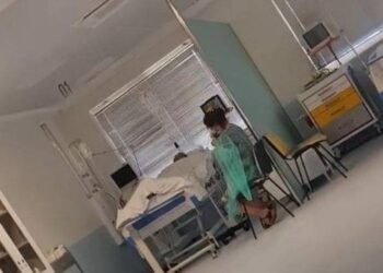 Autori u arrestua/ U qëllua me thikë në Himarë, polici i plagosur ende në reanimacion, nëna i qëndron te koka