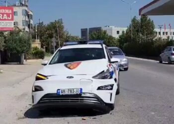 FOTO/ Shoferja 37-vjeçare përplaset me mjetin e policisë në Fier