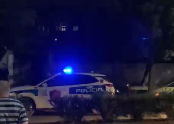 Aksident në Elbasan, shoferi i makinës arratiset pasi përplas motoristin