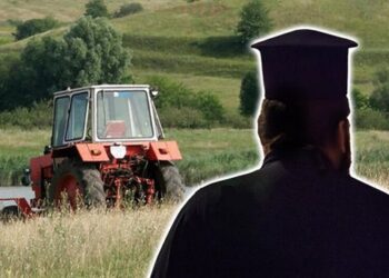 E rrallë/ Një prift mori një traktor dhe punoi fushën e futbollit, për shkak të rezultateve të këqija të klubit të tij…!