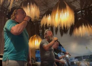 VIDEO/ Po performonte bashkë me Stefin në një lokal në Dhërmi, këngëtari Endri Prifti rrëzohet papritur nga skena