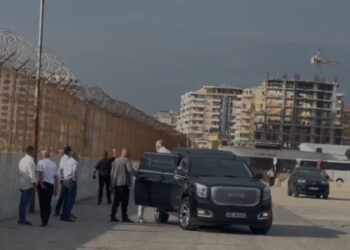 Meloni mbërrin në Shqipëri/ Kryeministri Edi Rama pret homologen italiane në portin e Vlorës