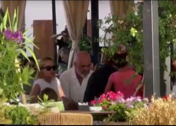 VIDEO/ Pushimet në Vlorë, Giorgia Meloni konsumon kafen e pasdites me Ramën: Ja kush i shoqëronte