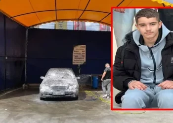 Trishtuese/ Ra në kontakt me korentin në lavazh, poezia e shokut për Roanin e ndjerë të këput shpirtin!