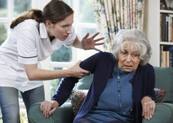 Detaje të reja/ 82 vjeçarja dhunohet nga vëllai i nuses së djalit, përfundon në spital. Ja si është gjendja e saj