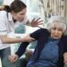 Detaje të reja/ 82 vjeçarja dhunohet nga vëllai i nuses së djalit, përfundon në spital. Ja si është gjendja e saj
