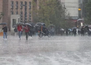 Vendi përfshihet nga reshjet e shiut dhe era e fortë, ulet ndjeshëm temperatura