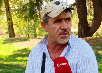 24 vjet shitës ambulant i librave/ Historia e Fari Sakollarit dhe gjetja e librave të rrallë