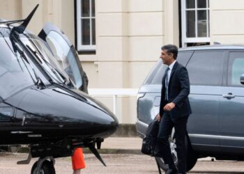 “The Mirror”: Sunak i varur nga avionët privatë, më shumë fluturime brenda Britanisë se çdo kryeministër