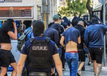 Vrasja e tifozit grek, 100 tifozë kroatë dalin para gjykatës në Athinë me fytyra të mbuluara