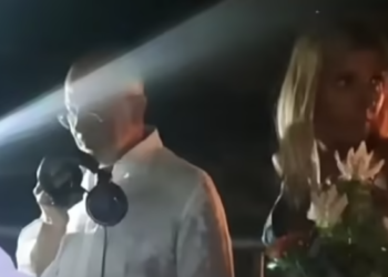 Milioneri italian ndan partneren ditën e fejesës: Je e lirë, ik në Mykonos me të dashurin, i keni të paguara(VIDEO)
