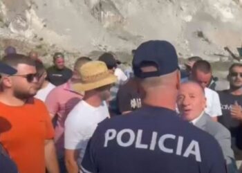 Kërcënoi me jetë protestuesin në Tropojë, shoqërohet në polici pronari i fabrikës