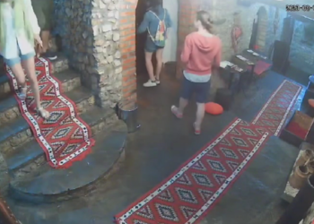 VIDEO/ Berat: Turistët italianë largohen pa paguar në restorant, momenti kur vrapojnë fshehurazi. Mesazhi epik i stafit