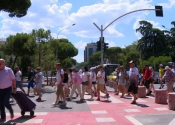 ‘Shpallen’ turistët më kopracë: Në krye italianët e jugut dhe polakët! Nordikët, më dorëlëshuarit