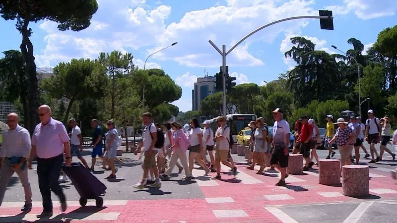 ‘Shpallen’ turistët më kopracë: Në krye italianët e jugut dhe polakët! Nordikët, më dorëlëshuarit