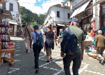 Rusët dhe ukrainasit bëjnë paqe në Shqipëri, mbi 31 mijë turistë nga dy vendet 