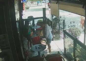 VIDEO/ Dy turiste italiane vjedhin një shumë parash në një lokal në Vlorë