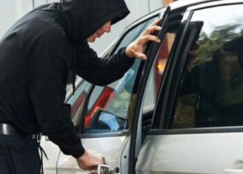 Emrat/ Vodhën një automjet në Plazhin e Ri në Vlorë, policia ndalon pas pak minutash dy të rinjtë