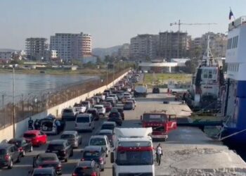 Fluks në Portin e Vlorës, 1400 persona mbërrijnë vetëm mëngjesin e së shtunës