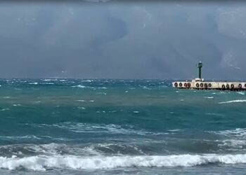 Vlorë, i moshuari pëson arrest kardiak sapo futet në det