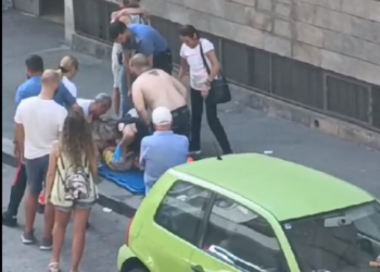 VIDEO/ Vogëlushja bie nga kati i 5-të i pallatit, kalimtari bëhet “hero” dhe e kap në ajër