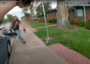 VIDEO/ Ngjarja tronditëse: Polici në SHBA qëllon për vdekje burrin me ngjyrë pasi ngatërron stilolapsin e tij me një thikë