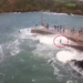 VIDEO / Momenti i tmerrshëm kur dallga ‘rrëmben’ një të mitur nga porti