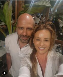 FOTO/ / Të gjithë në Green Coast! Pas Melonit, regjizori e skenaristi i njohur Zalone zgjedh resortin shqiptar për të pushuar