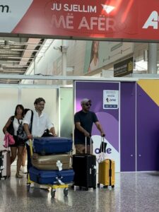 FOTO/ / Të gjithë në Green Coast! Pas Melonit, regjizori e skenaristi i njohur Zalone zgjedh resortin shqiptar për të pushuar