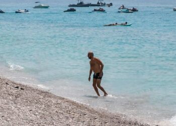 FOTO/ / Të gjithë në Green Coast! Pas Melonit, regjizori e skenaristi i njohur Zalone zgjedh resortin shqiptar për të pushuar