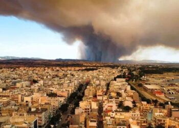 VIDEO/ Greqia po digjet: Zjarr në Aleksandropolis, flakët djegin shtëpi dhe makina! Evakuohen 8 vendbanime