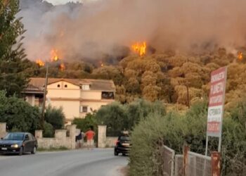 Zjarr i madh në Zakynthos, autoritetet greke japin alarmin