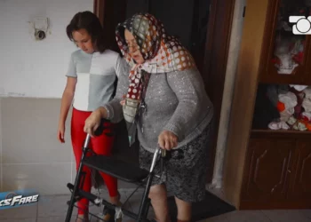 E braktisur nga e ëma, me babanë në burg: Historia e 8-vjeçarjes që kujdeset për gjyshen e sëmurë. Apeli për ndihmë