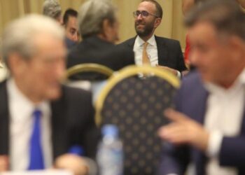FOTOT/ Bardhi, njeriu më i lumtur për takimin me Berishën. Ia kaloi dhe lajmit për mjekrën e Dash Shehit