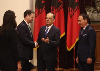 FOTO/ Morën votëbesimin në Parlament, dy ministrat e rinj, Ibrahimaj e Mete betohen tek Presidenti Begaj